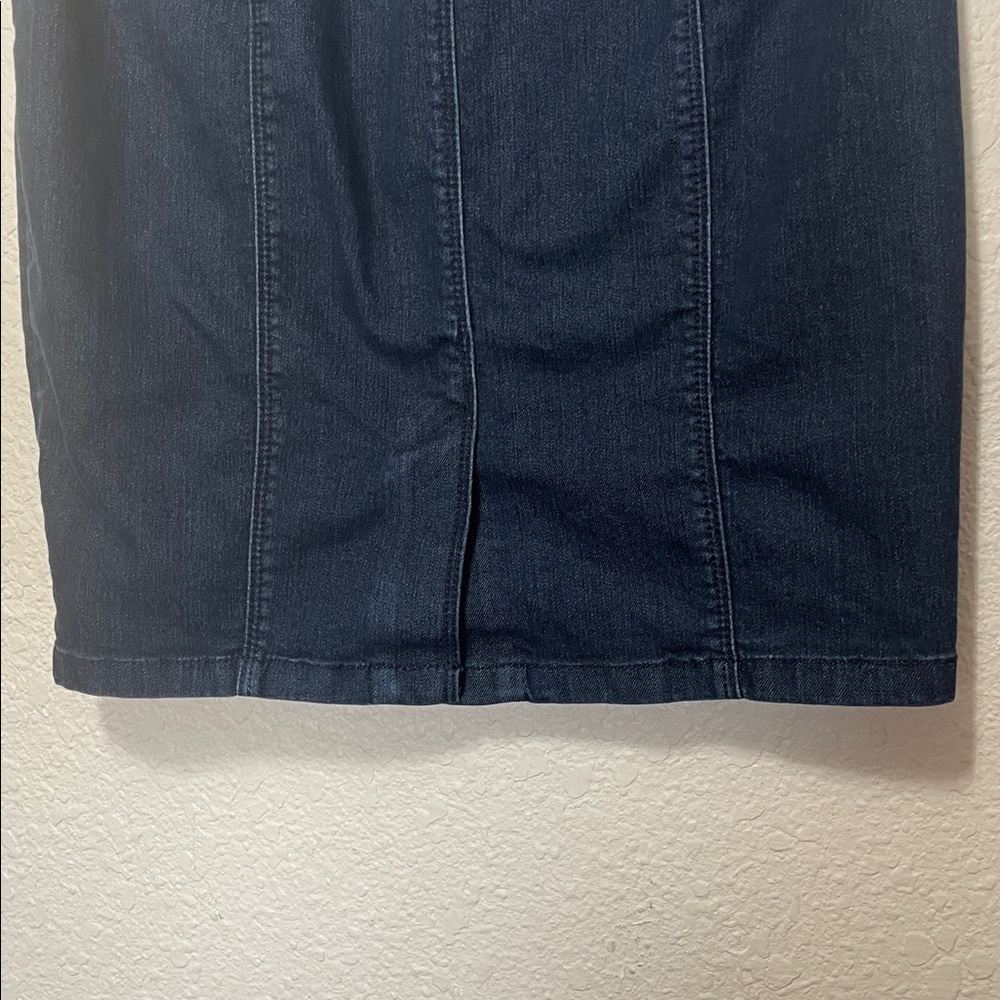 Ann Taylor Women's Dark Denim Pencil Skirt. Good Condition. Size 2P. - Picture 7 of 9